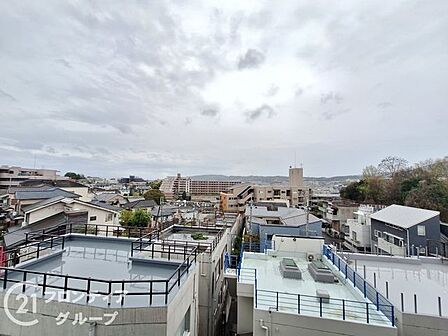 目の前が開けた眺望のマンションは、毎日美しい景色を楽しめ、心地よい開放感を提供する素晴らしい住環境です!