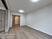 リビングは、落ち着いた色合いのフローリングが特徴です。家族の時間を大切にする理想的な空間です。