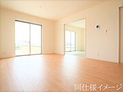 ＼同仕様写真／LDKには大きな窓からたくさんの光が入り、明るく、開放的な空間を演出してくれます。お友達が遊びに来た時も自慢のリビングになりますね！