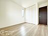 子供部屋：寝室や子供部屋など用途多彩な明るい洋室！