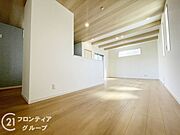 リビングは、広々とした空間で、家族や友人との時間を楽しむのにぴったりです。快適な居住空間を提供します。