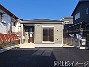 ＼同仕様写真／外壁は、汚れにくくメンテナンスのしやすいサイディング材を採用！色あせや日焼けが目立ちにくく、メンテナンス費用も軽減できます。また、ひび割れや破損に強いので安心してお住まいして頂けますね。