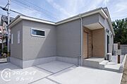 シンプルながらも存在感のある外観で、住む人を魅了し、日常に特別な時間をもたらします