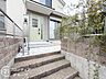 玄関：住まう人も来客も入った時にワクワクさせてくれるオシャレな玄関。
