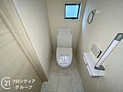 便器にふちがなく、汚れが隠れて見えない部分が極端に少なくなっており、お手入れも楽々！スピーディでパワフルな洗浄力を実現しています！