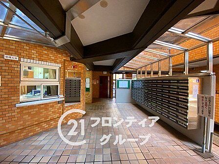 必要最低限の設備が整ったロビーで、実用性を重視した空間です