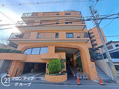 外観:シンプルながらも存在感のあるマンション外観は、住む人を魅了し、日常に特別な時間をもたらします。都会的なデザインが魅力で、住む人に誇りを与える空間です 外観:シンプルながらも存在感のあるマンション外観は、住む人を魅了し、日常に特別な時間をもたらします。都会的なデザインが魅力で、住む人に誇りを与える空間です