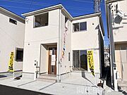 ＼同仕様写真／外壁は、汚れにくくメンテナンスのしやすいサイディング材を採用！色あせや日焼けが目立ちにくく、メンテナンス費用も軽減できます。また、ひび割れや破損に強いので安心してお住まいして頂けますね。