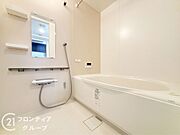 広々としたバスルームで、心地よいリラックスタイムを楽しめます。快適な空間で、日々の疲れを癒す贅沢な時間を提供します。