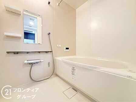 広々としたバスルームで、心地よいリラックスタイムを楽しめます。快適な空間で、日々の疲れを癒す贅沢な時間を提供します。