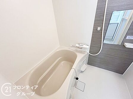 清潔感あふれるバスルームで、毎日の疲れを癒せます。明るく開放的な空間で、リフレッシュできるひとときをお楽しみください。