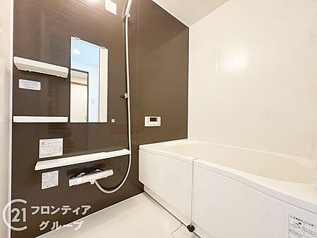 シックなアクセントパネルが落ち着いた空間を演出する浴室です。ゆったりとした浴槽に身を委ねれば、一日の疲れを優しく解きほぐしてくれる極上のリラクゼーションタイムを心ゆくまで堪能できます