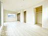 寝室：こちらのお部屋はバルコニーに面しており、日当たり、通風ともに良好です！お布団などもサッと干せて便利ですね！