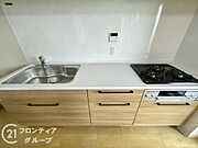 3口コンロ付きのキッチンは、調理の効率が良く、同時に多くの料理を作れる便利で機能的な空間です