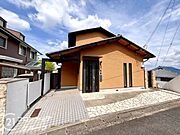 2台分の駐車スペースを備えた外観は、車の出し入れがスムーズで便利です。家族の車を安心して停められます
