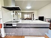 キッチンから部屋中が見守れるので、小さなお子様がいるご家庭でも安心です。シンプル×ナチュラルな温かい空間は、どんなスタイルの家具も合わせやすいお部屋です。