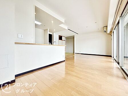 \リフォーム前/リビングは、広々とした空間で、家族や友人との時間を楽しむのにぴったりです。快適な居住空間を提供します。