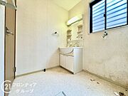 大きな照明がある洗面台。メイクやヘアセットもしっかり確認できます。バスルームと洗面所もフラット設計で段差もなくお子様も安心