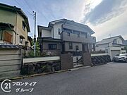 伝統的なデザインの外観は、どこか懐かしさを感じさせる魅力的な佇まいです。温かみのある住まいを提供します。
