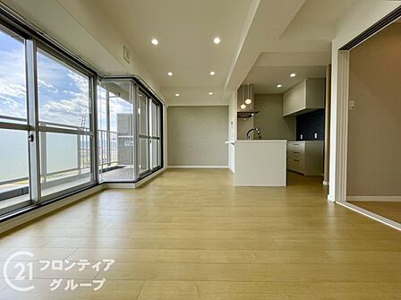 窓から差し込む光で家族を温かく包み込みます。明るいリビングで子育てする喜びを!いつでも見学可能です!