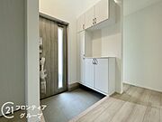 玄関ではタイルを採用しており、お掃除楽々！特にお子さまがたくさんの砂を持って帰ってきても安心ですね！
