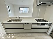 人工大理石カウンタートップ・ガラストップコンロを採用しており、お掃除ラクラク。浄水器付きハンドシャワー水栓など、奥様に嬉しい機能がたくさん！