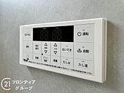 給湯リモコンは、ボタン一つでお湯の温度や量を簡単に調整できる便利なアイテムです。タイマー機能でお風呂を自動で沸かせるので、忙しい日常でも快適に過ごせます。