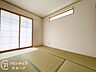 子供部屋：新しいい草香る畳スペースは、使い方色々！客室やお布団で寝るときにぴったりの空間ですね。