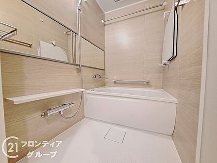 心地よいバスタイムを楽しめる、広々としたバスルームです。快適な空間で、日々の疲れを癒す贅沢な時間を提供します。