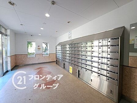 必要最低限の設備が整ったロビーで、実用性を重視した空間です