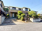 手入れの行き届いた植栽が魅力の外観は、自然との調和を感じるお住まいです