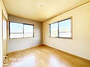 南向き、二面採光のため暖かい陽の光が差し込みます
