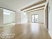 明るい日が差し込む広々としたリビングで、家族団らんの時間をゆったりと過ごせます！