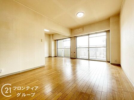 リビングは、広々とした空間で、家族や友人との時間を楽しむのにぴったりです。快適な居住空間を提供します。