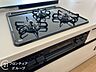 設備：使いやすいコンロを完備したキッチンで、毎日の料理が楽しくなります。火力調整も簡単で、さまざまな料理に対応できます！