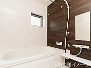 ＼同仕様写真／無駄を無くした新形状でしっかり節水。くつろぎの入り心地を実現した『らくエコ浴槽』を採用！床はクリーン床を採用しており、お風呂掃除が楽に行えます。