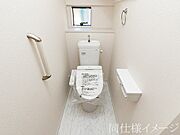＼同仕様写真／トイレは1階と2階の2カ所に設置！階段を上り下りせずに使用できるので、高齢の方にも安心です！