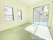 ＼同仕様写真／新しい畳の香りのする和室は、使い方色々。客室やお布団で寝るときにぴったりの空間ですね。