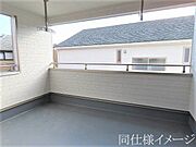 ＼同仕様写真／日当たりの良いバルコニーは、お洗濯が多いときも安心。たくさん干してもカラっと乾きそうです！
