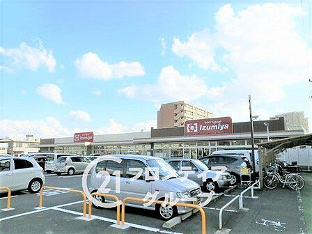 デイリーカナートイズミヤ新大宮店 徒歩5分。 350m