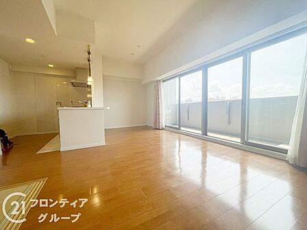 柔らかな木目が温かみを感じさせてくれる広々とした憩いの場ですね!隣の和室やバルコニーとも繋がるゆとりの間取りで、季節の移ろいを感じながらご家族でゆったりと団らんのひとときを過ごせそうですね!