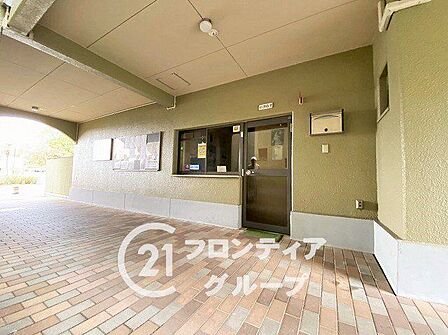 柔らかな光に包まれた開放的な空間は、静寂と安らぎを感じられる、コミュニティの核となる洗練された場所です