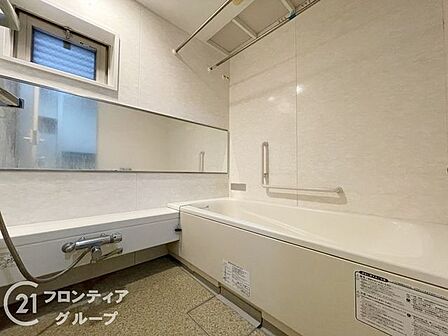 【リフォーム前写真】白を基調とした清潔感あふれるバスルームは、一日の疲れをリセットする癒やしの空間です。誰にも邪魔されない至福のリラックスタイムを心ゆくまで堪能できる贅沢な仕様です