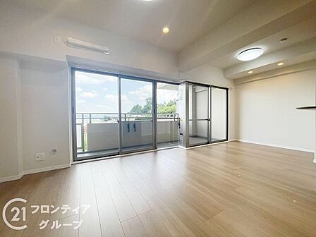バルコニーへと続く広々とした空間は、まるで外と繋がっているような心地よさですね!家族が集う場所だからこそ、温かな光と風が通り抜ける設計が施されており、毎日が笑顔で彩られそうですね!