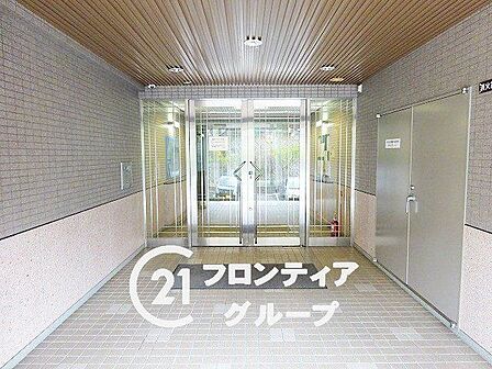 開放感あふれるガラス張りのエントランスが、訪れる人を優雅に迎え入れます。細部まで美意識が行き届いた上質な空間は、まるで高級ホテルのような気品を漂わせ、住まう方のステータスを象徴しています