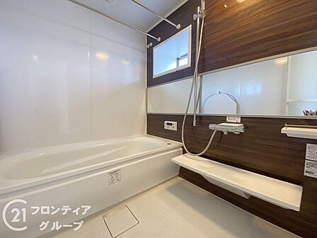 スタイリッシュなデザインのバスルームで、心地よいひとときをお過ごしください。快適な空間で、リフレッシュできます。