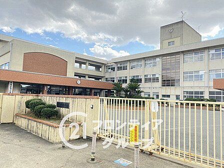 斑鳩町立斑鳩東小学校 徒歩14分。 1100m