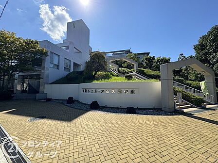 青空に映える洗練されたモダンなデザインが目を引きます。豊かな緑に囲まれた落ち着きのある佇まいは住まう人の誇りを満たしてくれます。毎日の帰宅が楽しみになるような風格漂う上質な邸宅