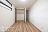 その他：【施工例／洋室】白を基調とした清潔感あふれる空間は、どんな家具とも相性が良く自分らしいインテリアを楽しめます。高い断熱性能により、冬は暖かく夏は涼しい、一年中心地よいプライベートタイムを過ごせます