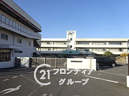 橿原市立畝傍東小学校 徒歩11分。 898m